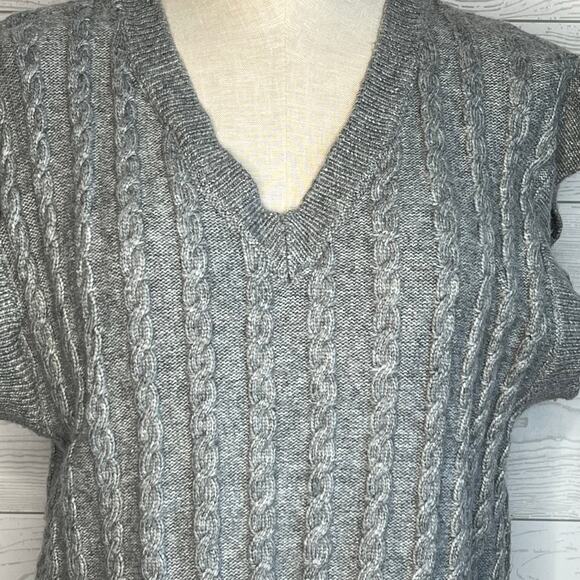 Cupcakes & Cashmere women's gray cable knit v-neck sweater vest Size large - Picture 4 of 5